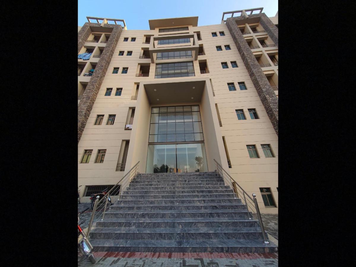 Stylish Luxe 2 BedroomLK Condo Close to GIGA Mall - Ferienwohnung Islamabad