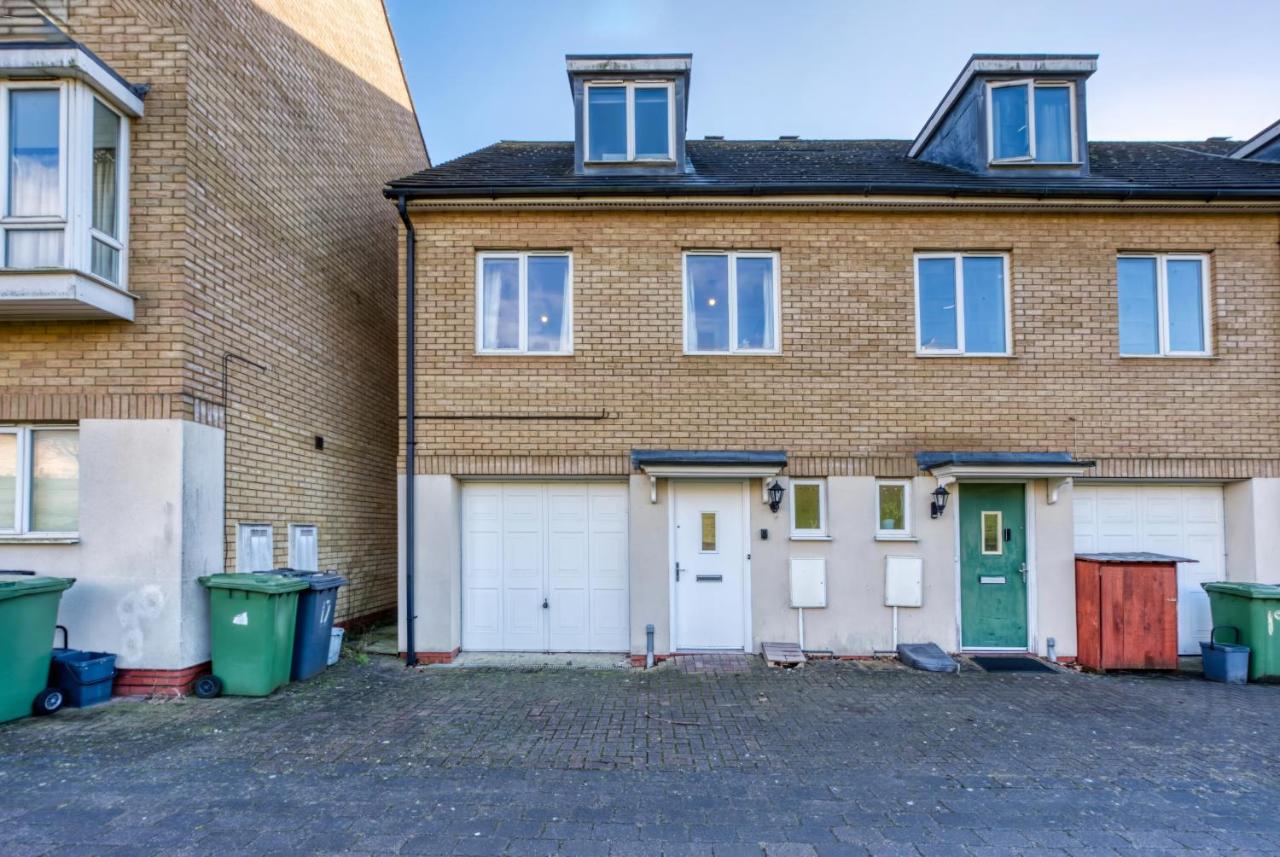Hampton - 5 beds, 2 bathroom, Garden, Free Parking - B&B Peterborough