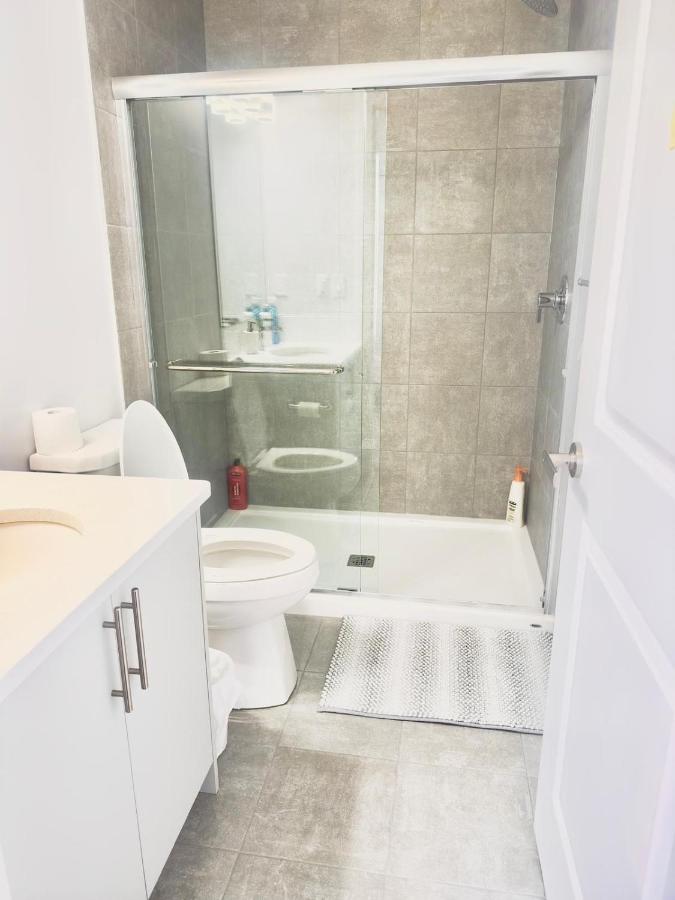 Private room Minutes to Calgary airport YYC, Downtown, Banff - B&B Calgary