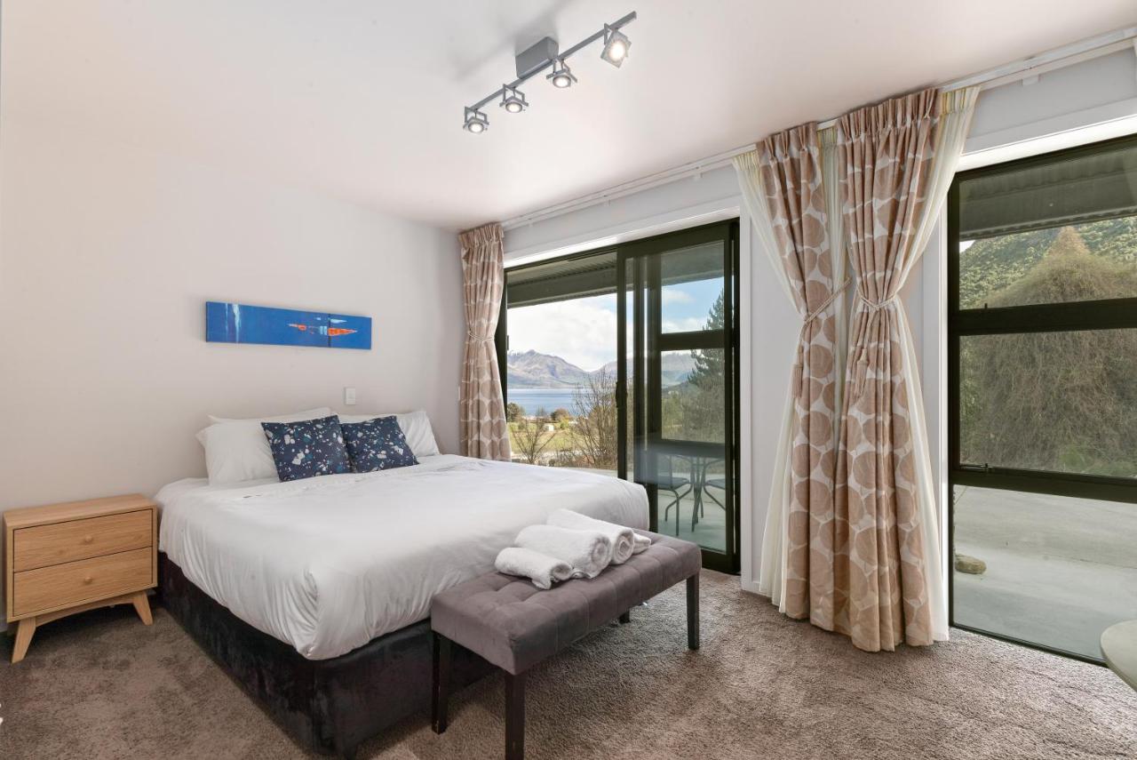 Queen Room with Share Bathroom