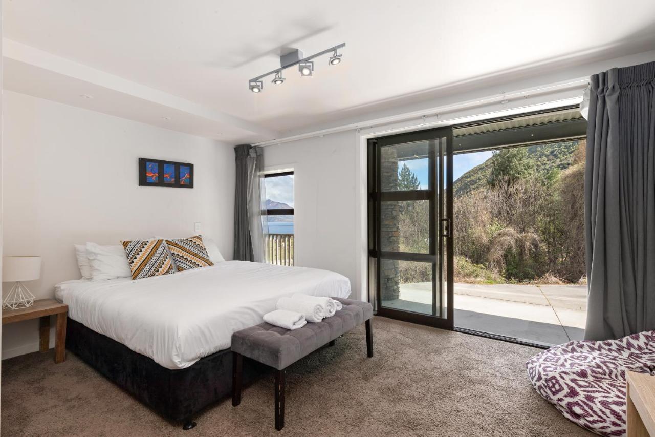 Kamer met Queensize Bed en Gedeelde Badkamer