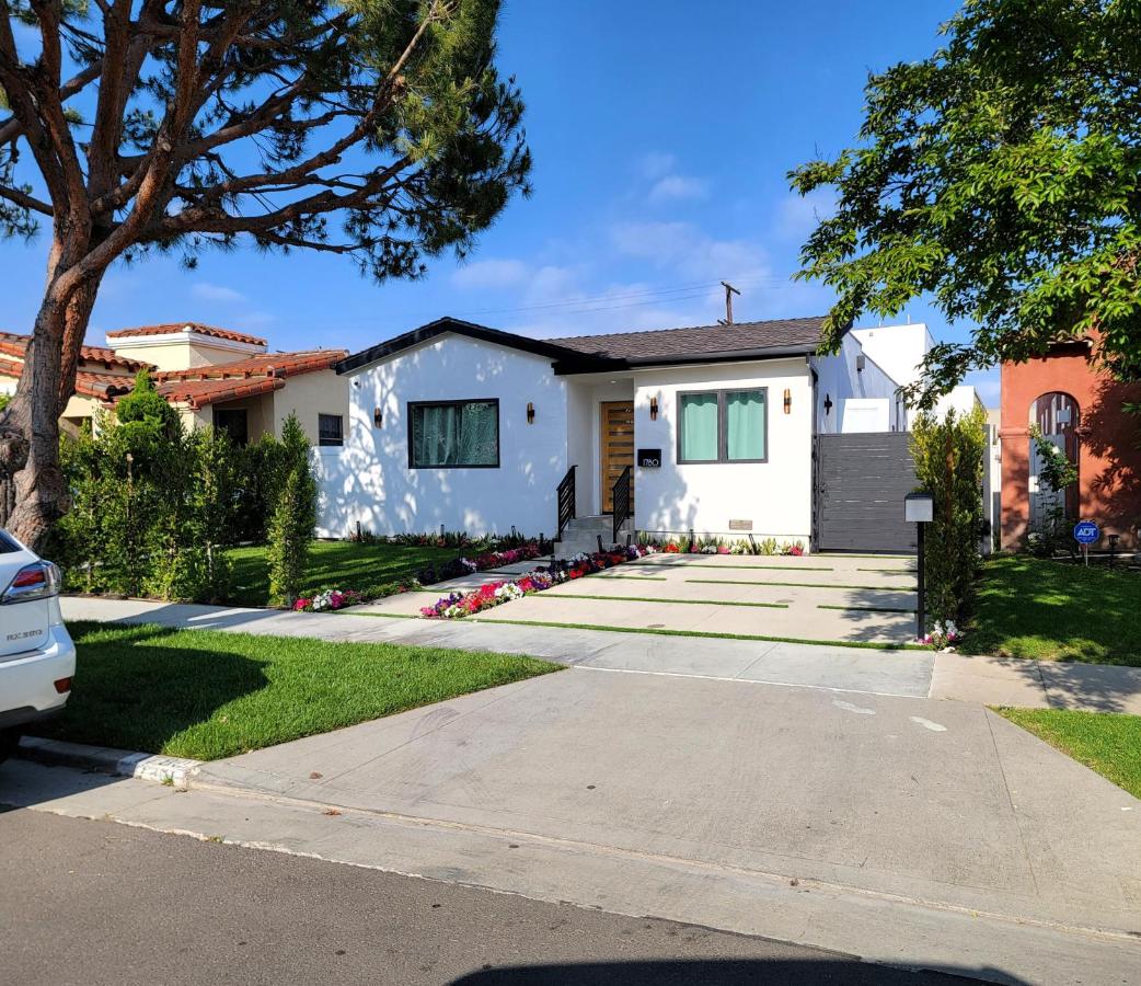 Modern luxury 3 bedroom home next to La Cienega Plaza with parking, WiFi, TV, BBQ 10 minutes to Rodeo Drive - B&B