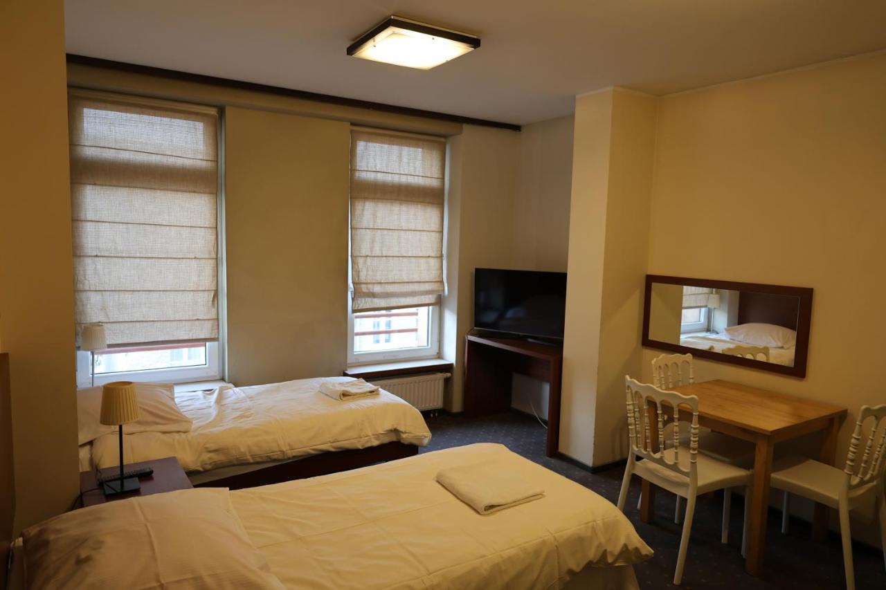 Tweepersoonskamer met 2 Aparte Bedden en Eigen Badkamer