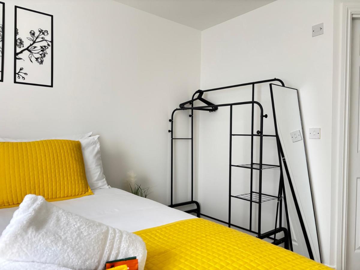 2BR 2BA Flat - King Beds - Free Parking - Near LGW Airport - Chambres d'hôtes Crawley