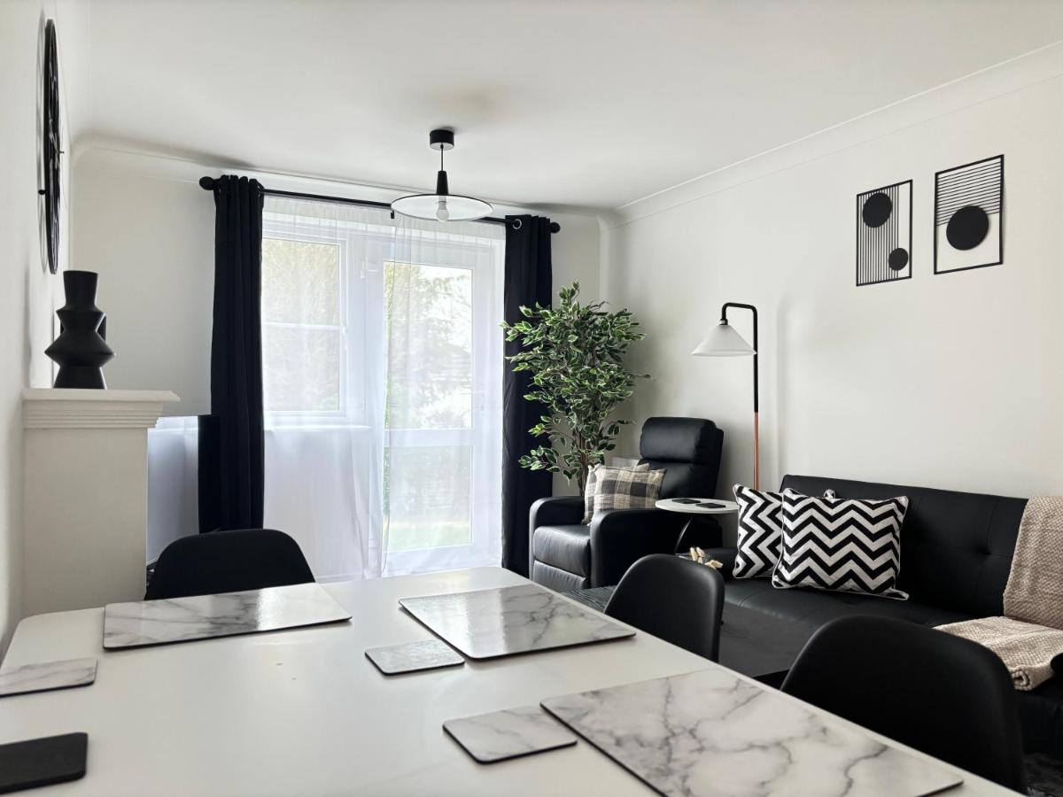 2BR 2BA Flat - King Beds - Free Parking - Near LGW Airport - B&B