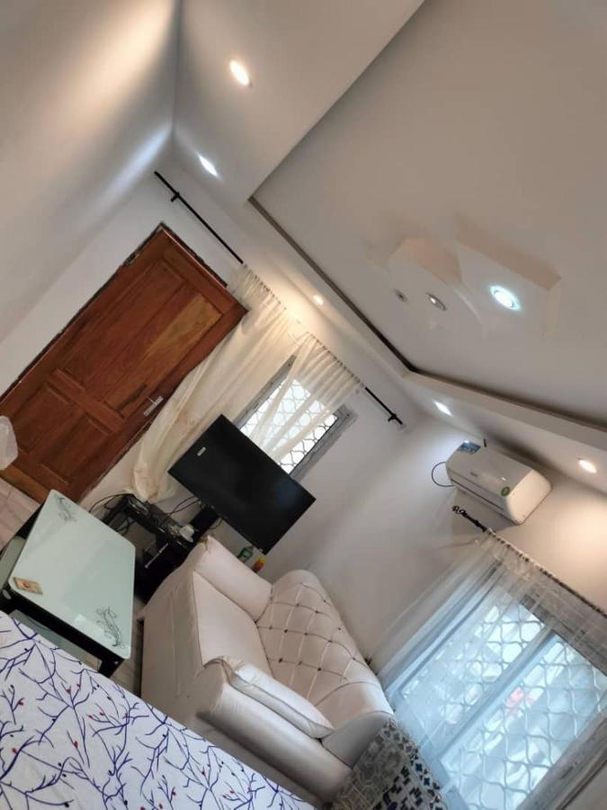 Studio moderne où tout est Neuf, Cuisine, Couvert,ClimatiséWifi haut débit , Smart TV à bertoua - B&B