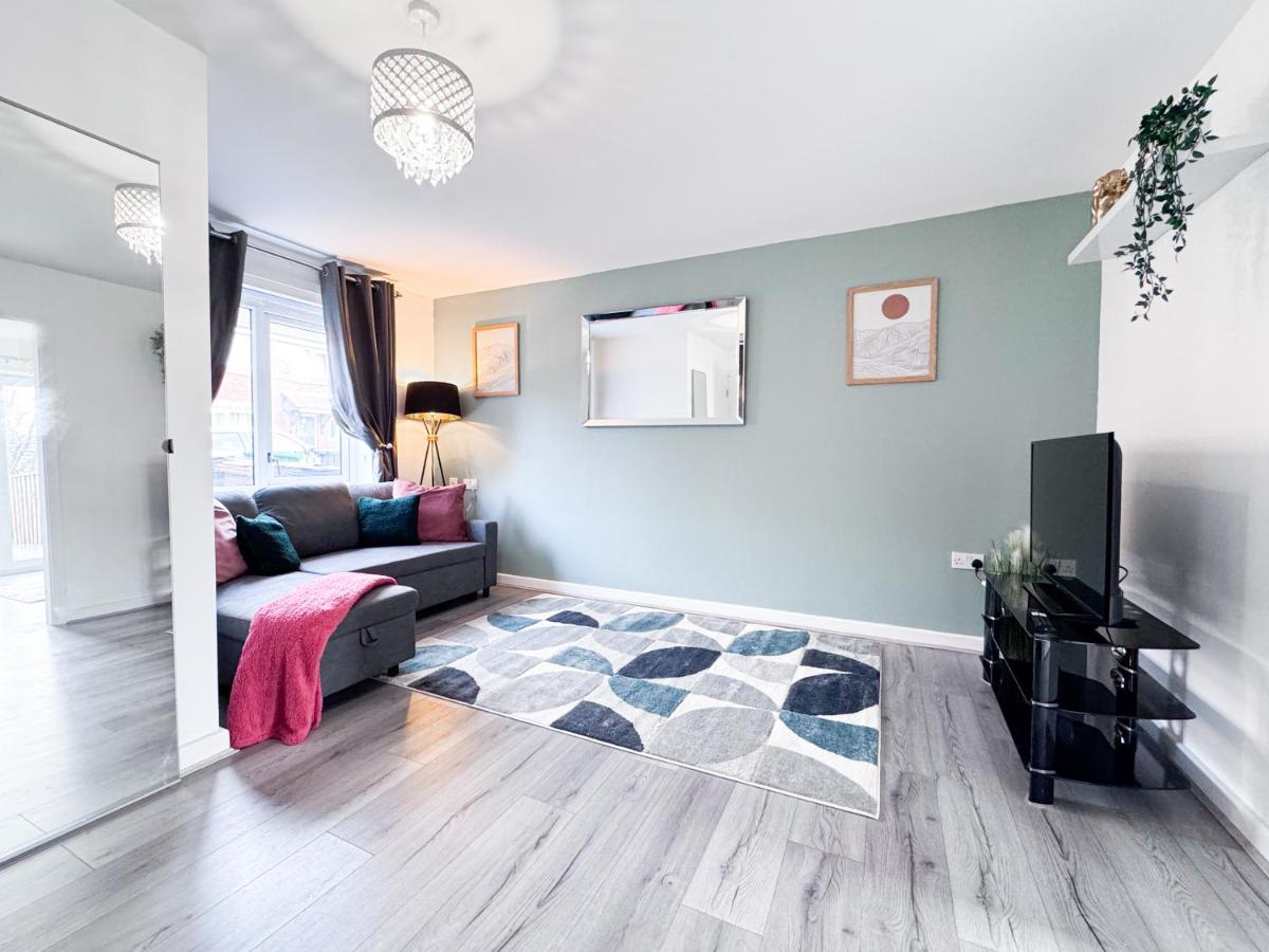 3 Bedroom House with Fast WiFi and Free Parking - TV's in Every Room - B&B