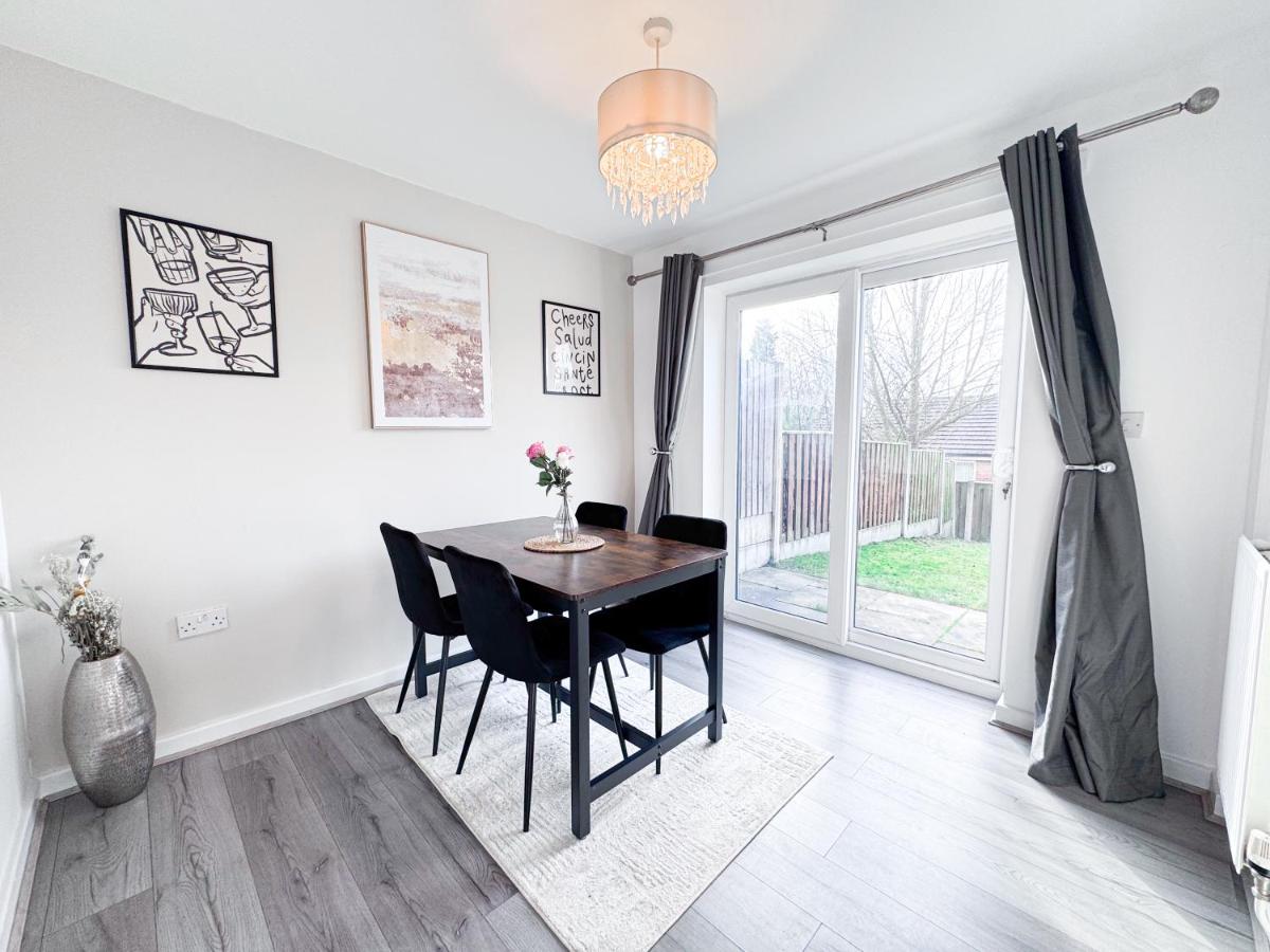 Lokfu Garden By Furnished Accommodation 3 Bedroom House Free Parking Perfect For Contractors and Families - Chambres d'hôtes Manchester