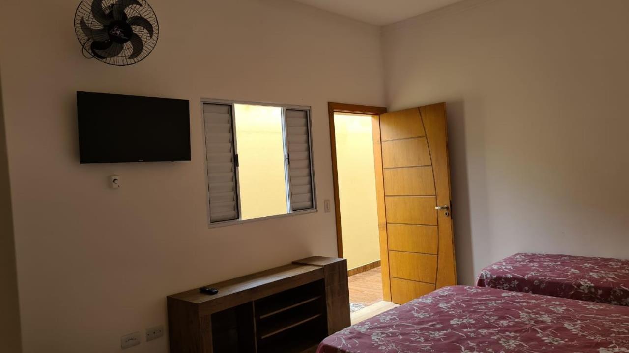 Casa com piscina 5 minutos Á PÉ do mar ,ar condicionado, smart tv praia Martim de Sá - Ferienwohnung