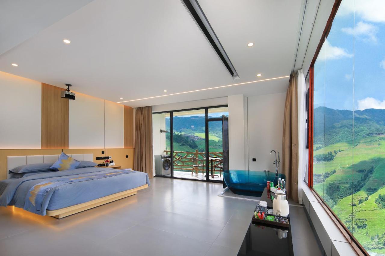 Habitación con cama extragrande y vistas a la montaña