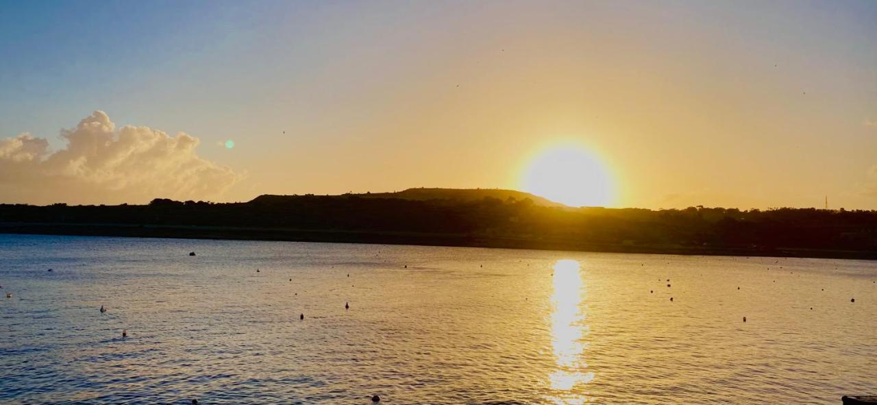 Sunrise Bay Apartments - Frontline Sea Views - B&B