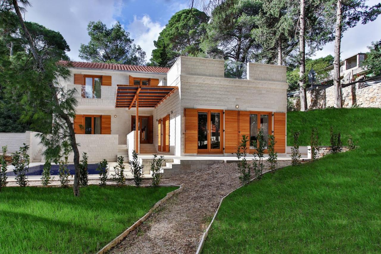Private luxury Villa BIANCO on Solta for up to 10 persons, heated pool, free parking, very close to the beach! FREE Kajak & Mountainbikes, GREAT living area & privacy! - Bed and Breakfast