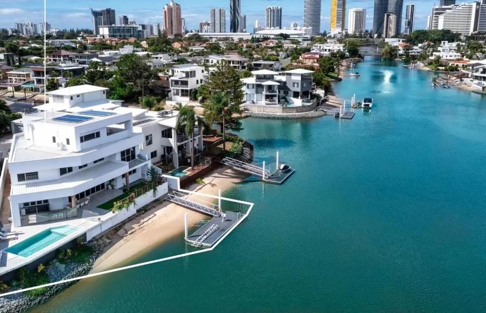 Summerland luxury house in Broadbeach Waters - B&B