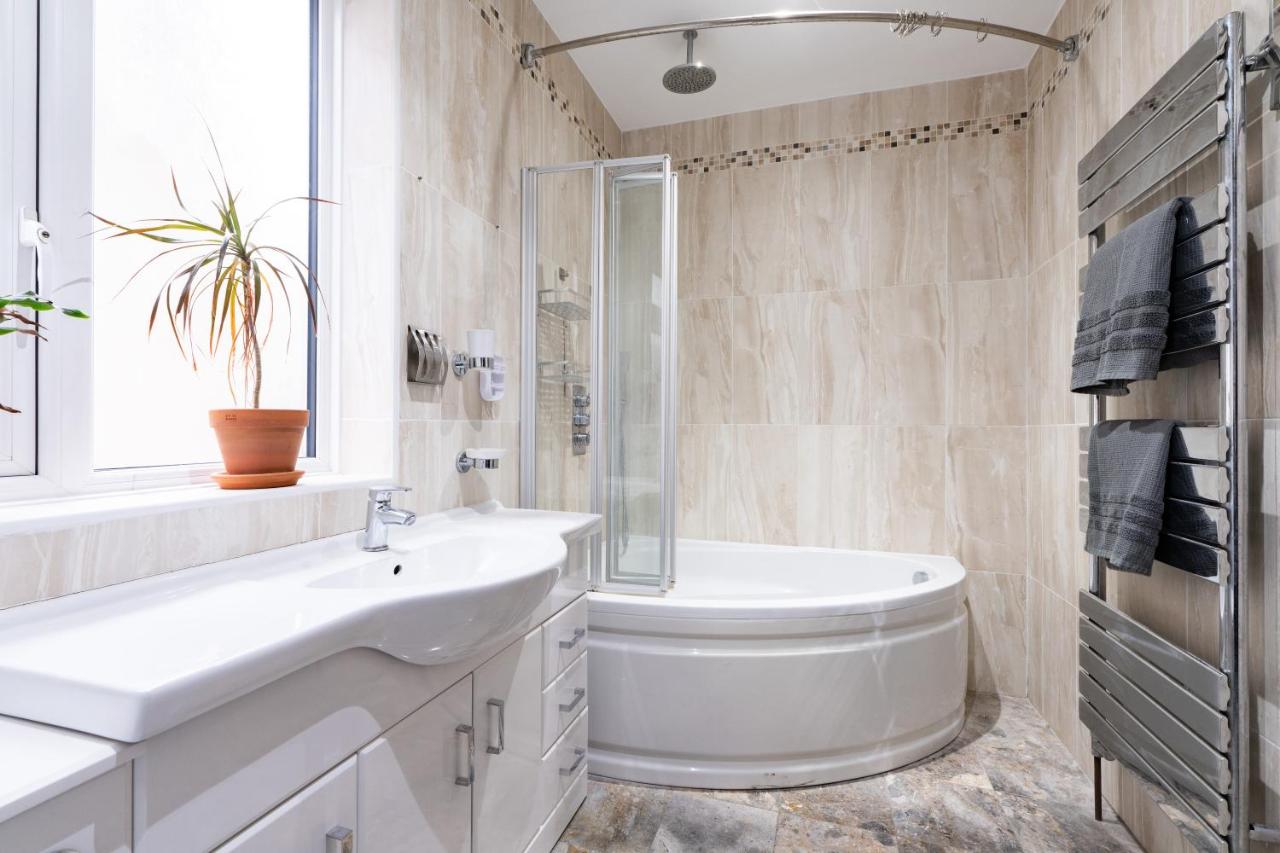 Charming home, short walk to shops & station in Peterborough - B&B