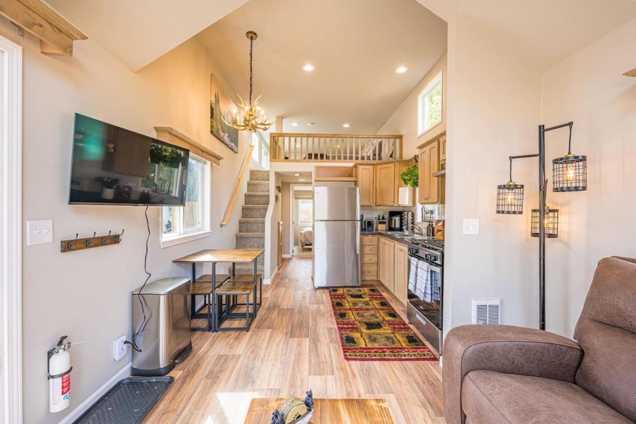 Lake Pleasant Getaway Tiny Home - Bed and Breakfast Beaver