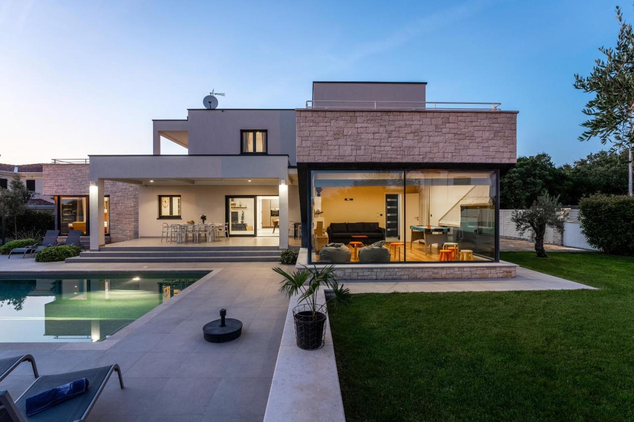 Villa Anni for 10 people in Porec with heated pool, sea view & kids room and playground - B&B Poreč