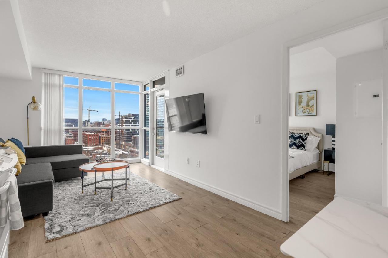 Beautiful 2 Bedroom Downtown Toronto Condo with free parking - B&B