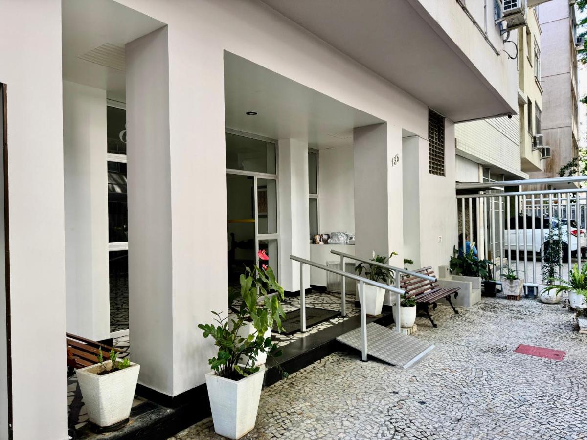 Stay Just 2 Blocks from Copacabana Beach Cozy & Convenient Retreat! - B&B Rio de Janeiro