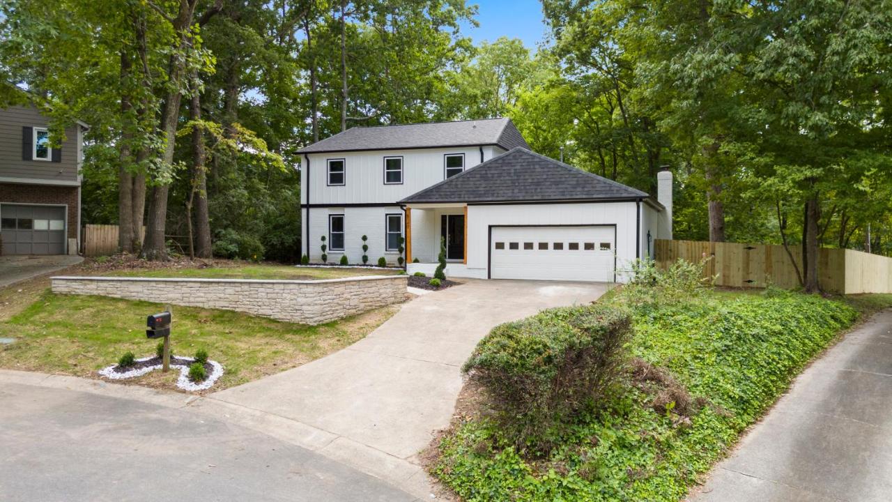 Modern 4 Bed in Quail Hollow - B&B