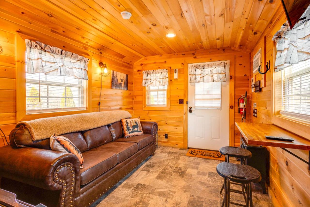 Patio, Fire Pit & Grill: Central Sevierville Cabin - Ferienwohnung Sevierville