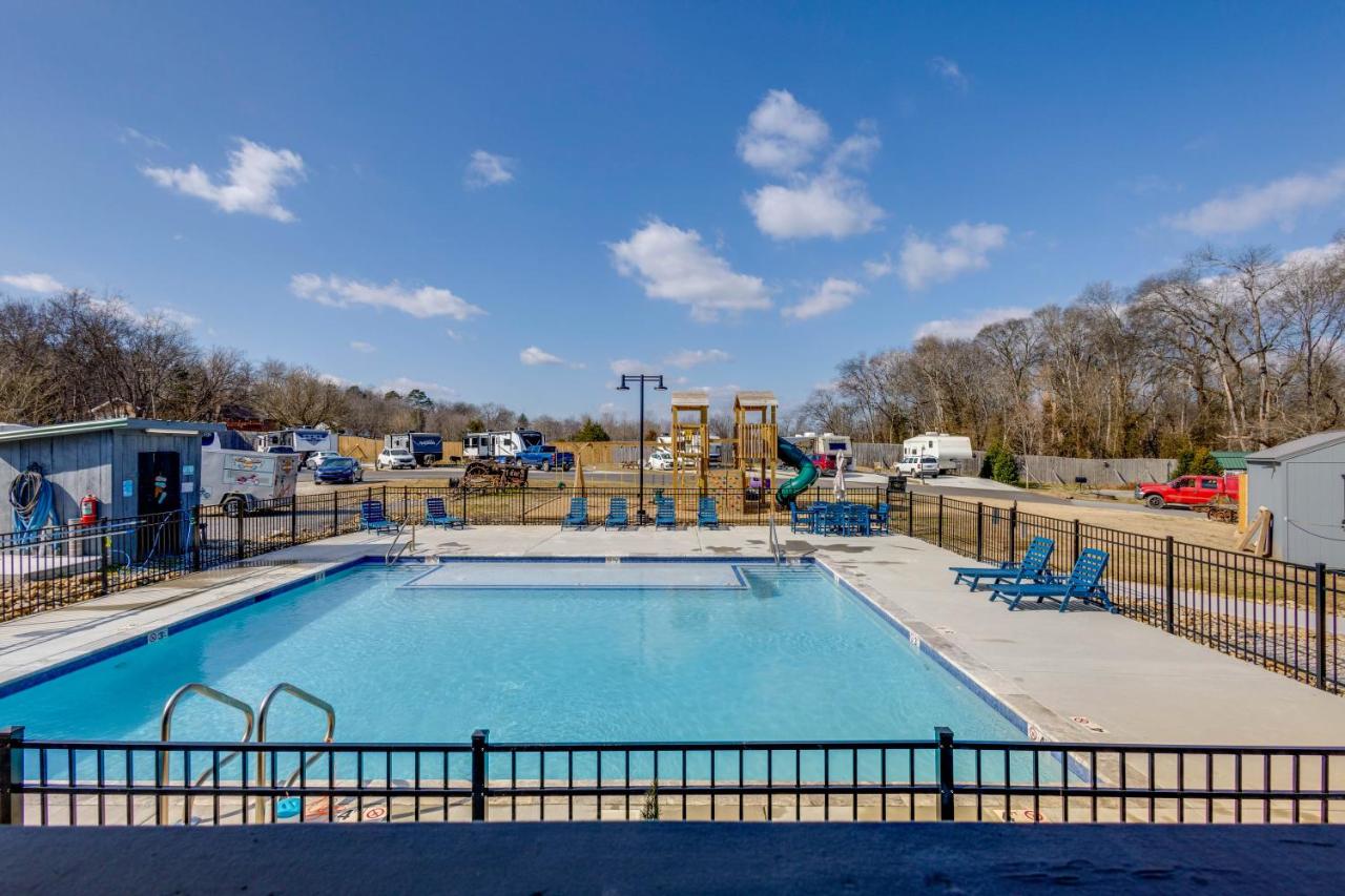 Patio, Fire Pit & Grill: Central Sevierville Cabin - Ferienwohnung Sevierville