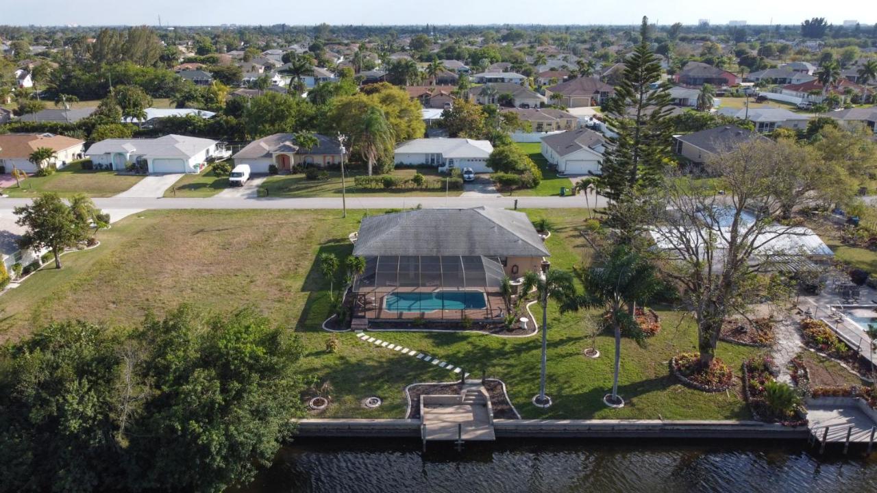 Great for families! Games & electric heated pool w/Gulf Access! Villa Mahana - SWFL Rentals - Chambres d'hôtes Cape Coral