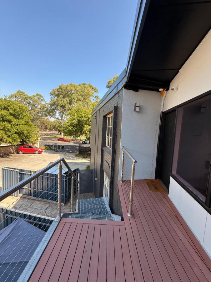 Modern Oasis: Sleeps 4, Parking, Kitchen, WiFi - Ferienwohnung