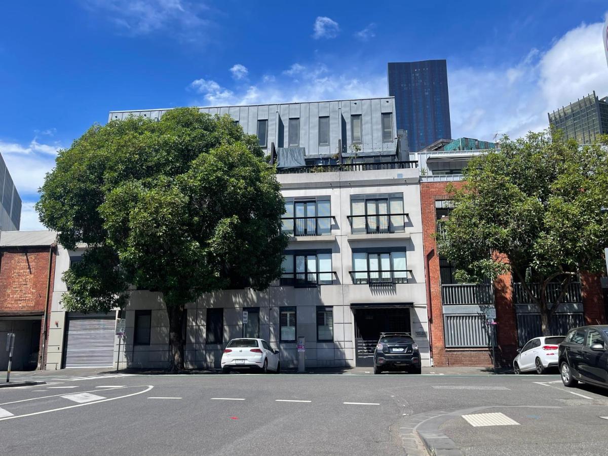 Spacious and bright 2BDR next to QVM in CBD, parking - Ferienwohnung Melbourne
