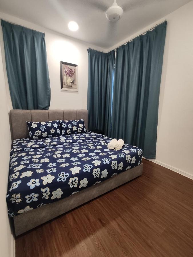 Three-Bedroom Apartment with Mountain View