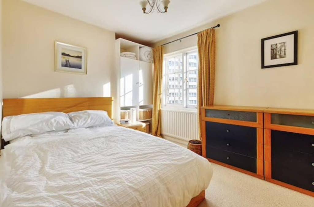 Beautiful 2 bedroom townhouse in perfect location - Bed and Breakfast Guildford