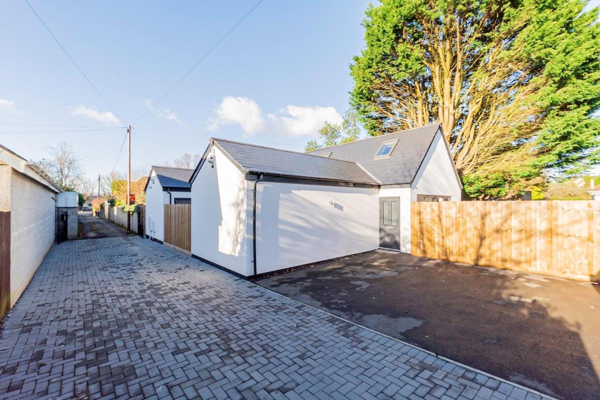Luxury Home with Parking near Everything! Netflix, Pool, Gaming - Long Stay Savings - Perfect for NHS, Contractors, Relocators - B&B