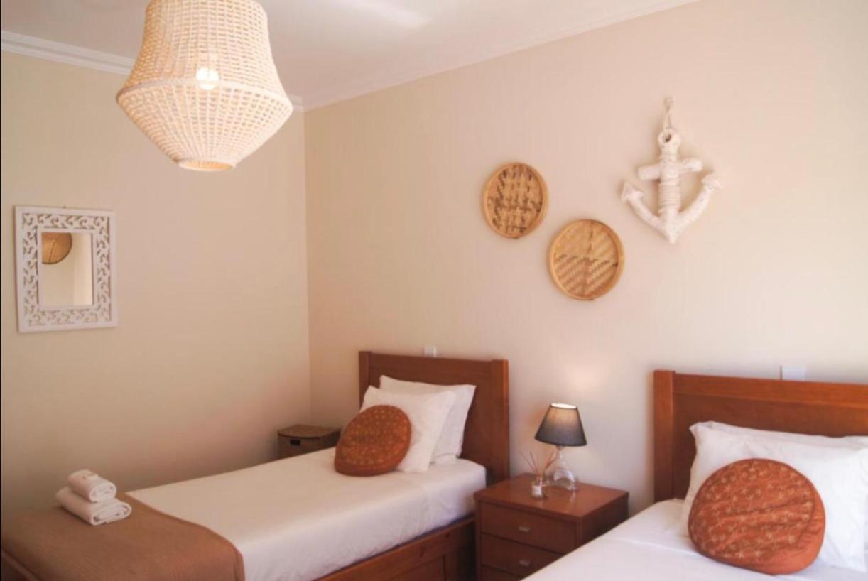 Lit Simple dans Dortoir Mixte