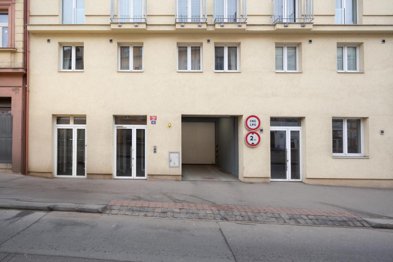 Prague Days - Attic 1BDR apt - Workspace - Garage - Smíchov - Bed and Breakfast Praag