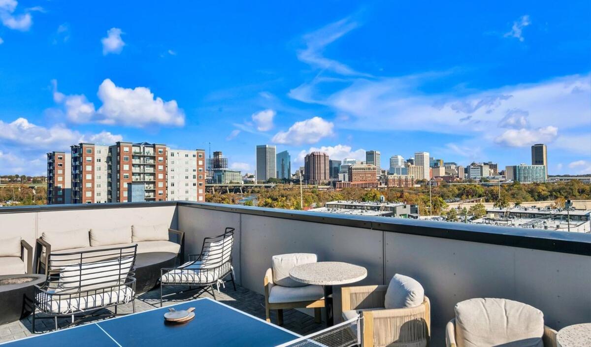 Two Story Penthouse, 2 Bedrooms with 2 and a half bathrooms, 2 Balconies, Skyline View, Pool - Chambres d'hôtes Richmond
