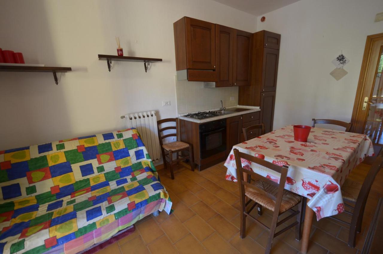trilocale in campagna con giardino ""ROSSO" - Chambres d’hôtes Collemezzano