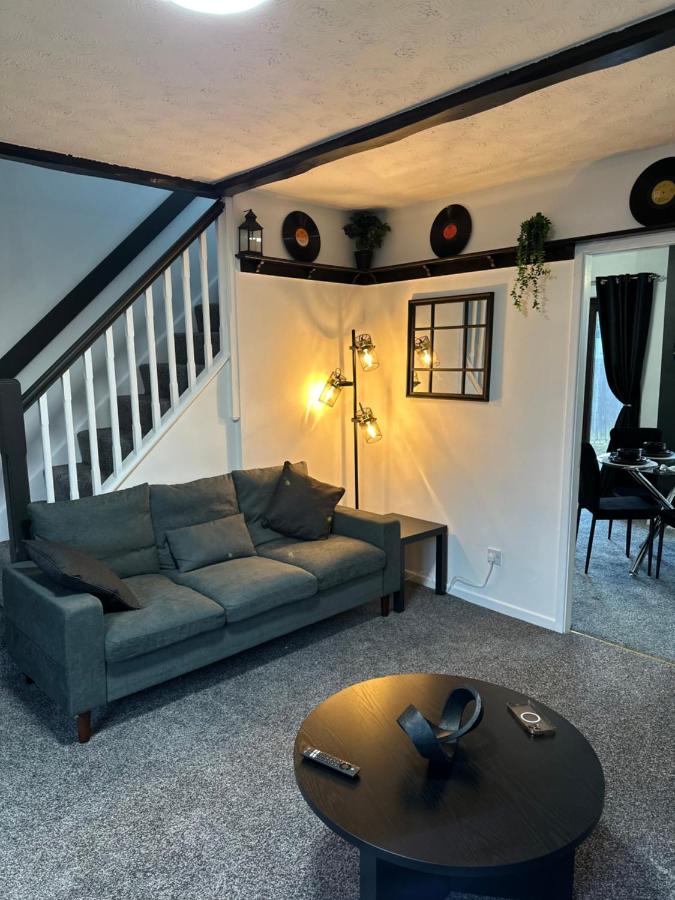 Newly Refurbed 3 Bed House With Football Table in Smethwick - B&B