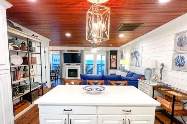 IP Beach House-Indian Pass Family Vacation home -Sleeps 8 Elevator- Pet Friendly-Ice Machine - Southern Coast Vacation Properties - B&B Indian Pass