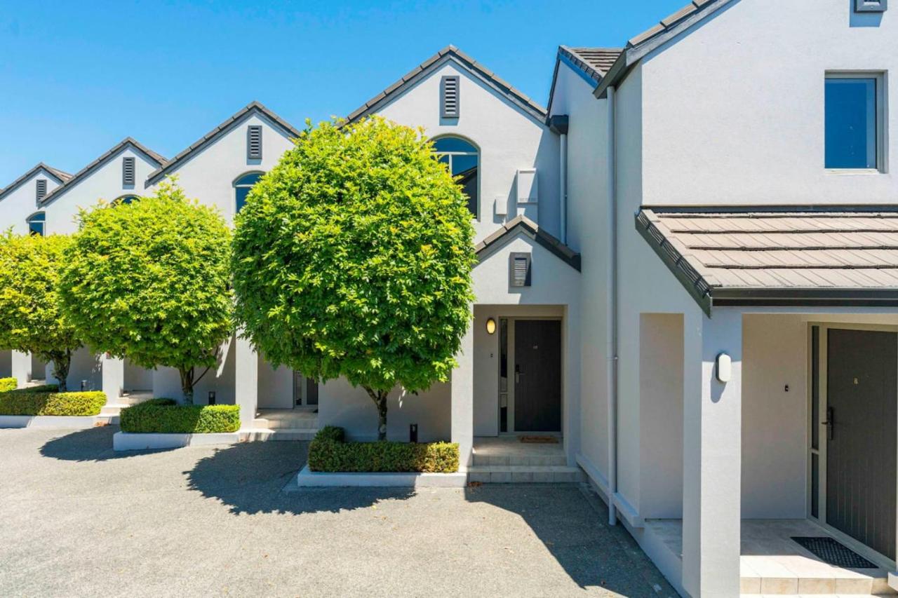 Lake, pool and Taupo town - B&B