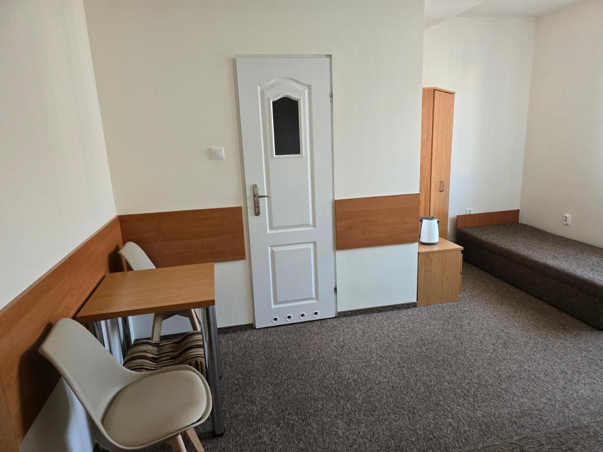 Tweepersoonskamer met 2 Aparte Bedden en Badkamer