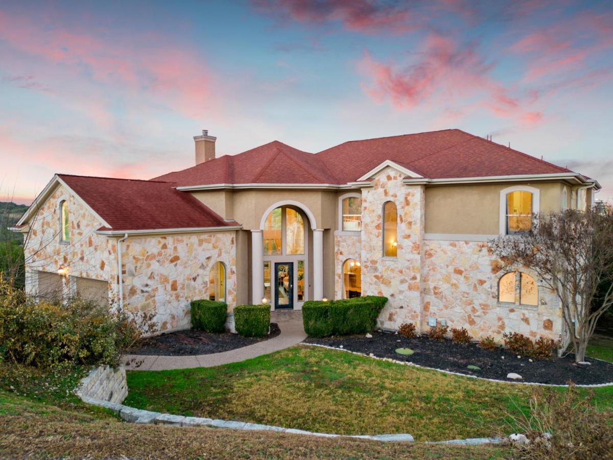 Lake Travis Family Retreat with Theater Game Room and BBQ 7 min from Marina - Chambres d'hôtes Austin