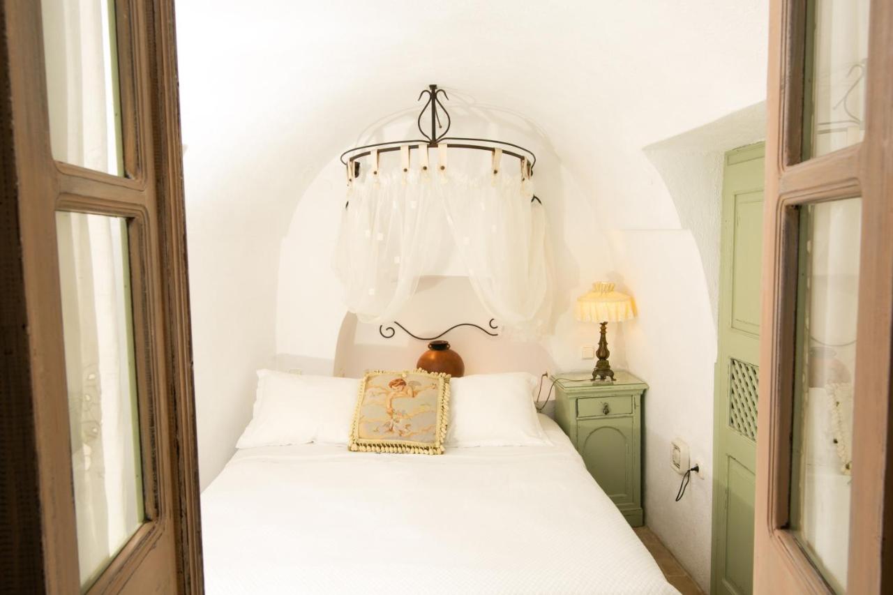 Elegant Cave Suite with Caldera View