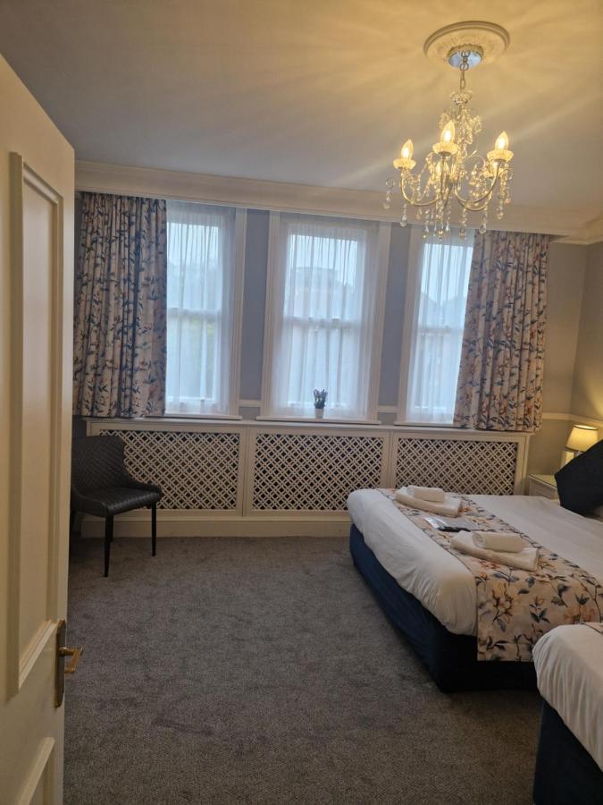 Family Room (3 Adults)