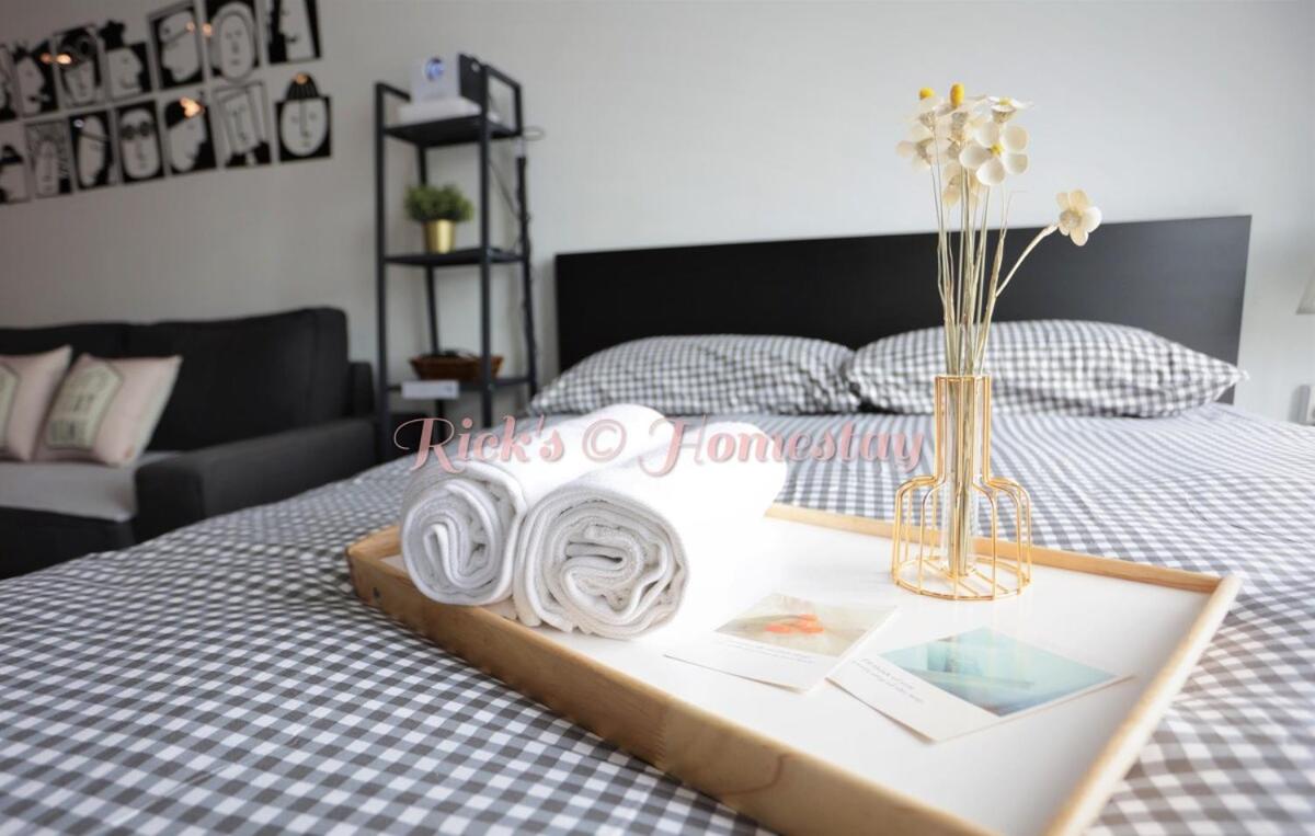 SS15 Courtyard Subang Jaya Sunway Home cinema 120 Inch Projector studio 100m to LRT #17 - B&B