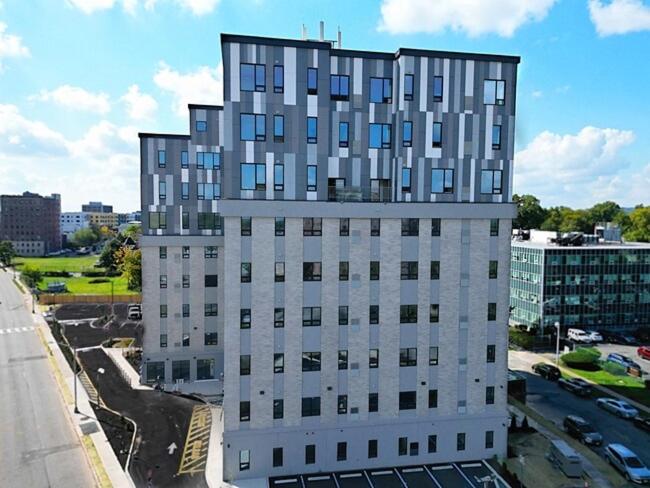2 bedroom 2 bath Suite, Near American Dream and The Airport, Free Parking, King Bed and 2 Queen Beds, Washer and Dryer - B&B Orange