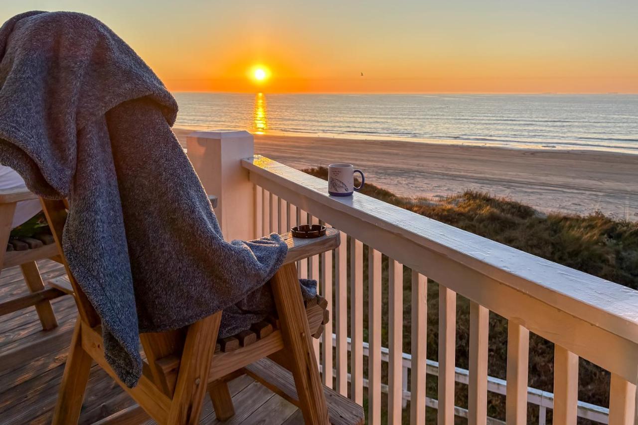 Oceanfront Crystal Beach Vacation Home with Deck! - B&B Crystal Beach