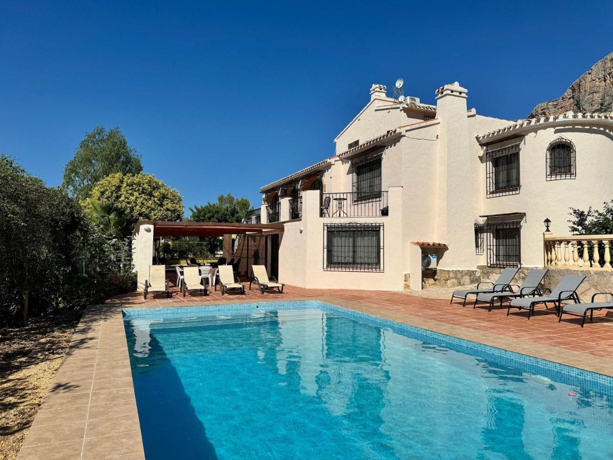 Spacious holiday home with private pool - B&B Mundaka