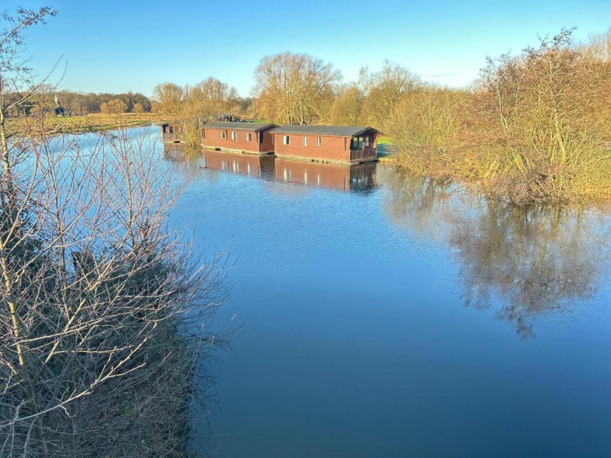Salhouse Broads Lodge Houseboat - B&B Stalham