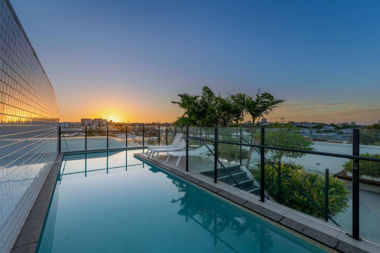 Rooftop Pool and View Stylish 2Bed with Ducted AC - B&B Brisbane