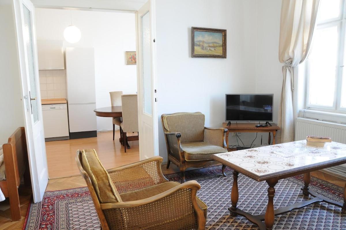 Large Apartment sleeps up to 10 M4A - Chambres d'hôtes Prague