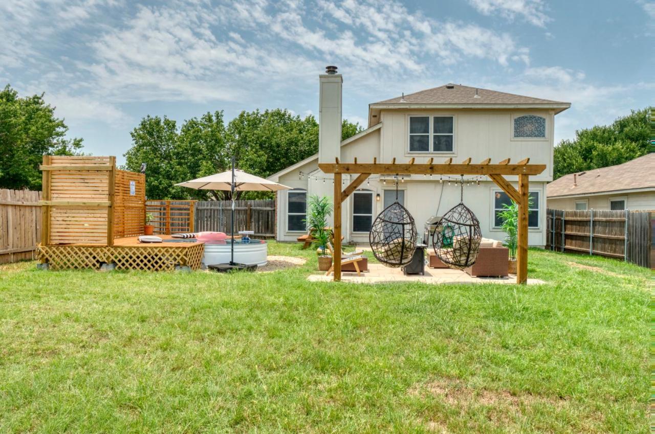 Firepit Table - Large Patio - King Bed - Cowboy Pool - Bed and Breakfast Round Rock